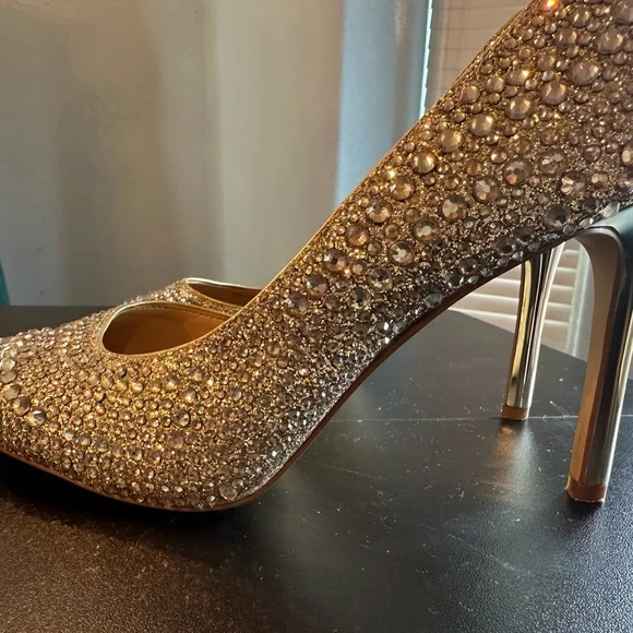 Gorgeous Bini’s! Studded rhinestones(firmly affixed)Gold heels, Sz 8 worn once. - Picture 7 of 8